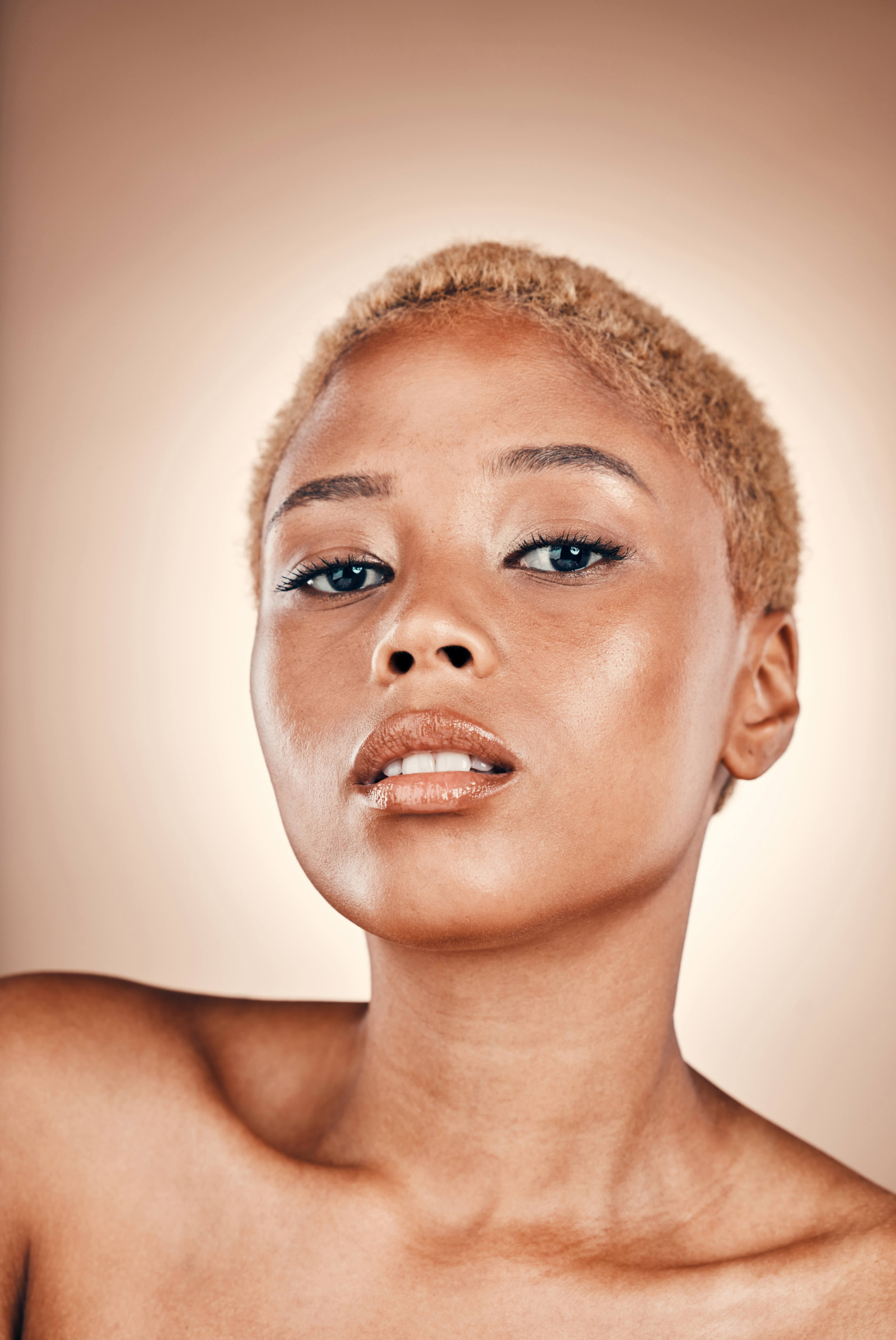 Coachella 2026: bold eye makeup and gothic glam lead this summer’s beauty trends – Professional Beauty